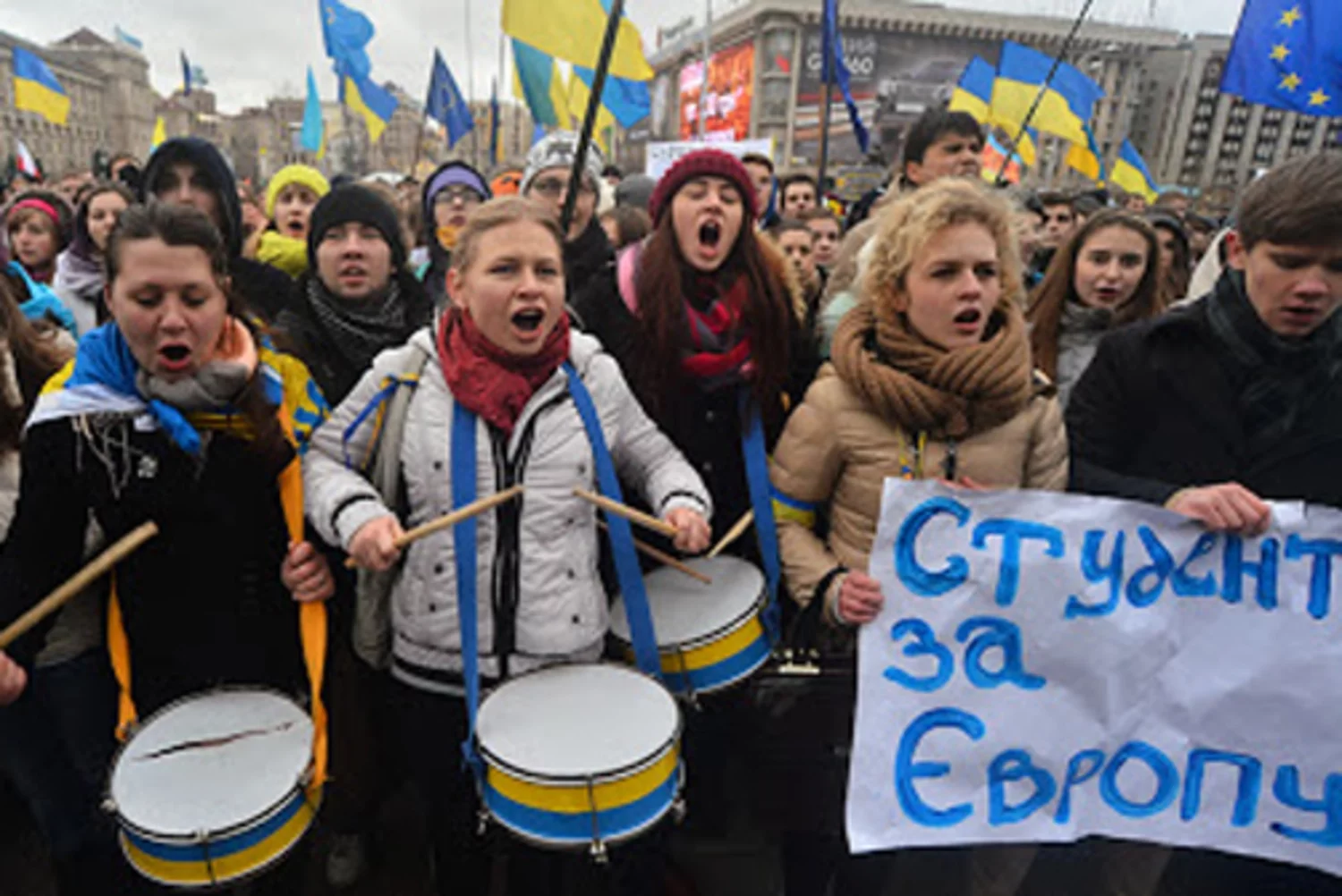 Украинцы безумны. Украинцы на Майдане. Скачут на Майдане. Студенты на Майдане. Молодежь на Майдане.