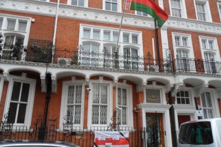 Посольство в лондоне. Посольство Беларуси в Лондоне. Посольство РБ В Великобритании. Посол Беларусь в Лондоне. МИД Великобритании о нападении на посольство Азербайджана в Лондоне.