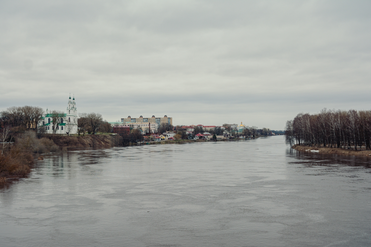 Вода в западной двине. Река Западная Двина в Полоцке Беларусь. Река Даугава Западная Двина. Наводнение. Полоцк затопило.